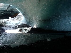 Vatnajokull Kverkfjoll Glacier cave - Wikimedia - Eziomane