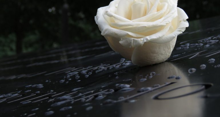 plaque funeraire avec rose