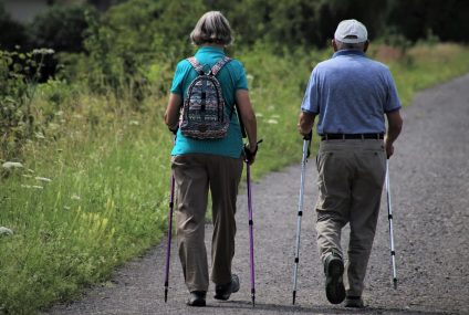 La marche nordique, un sport complet pour les seniors