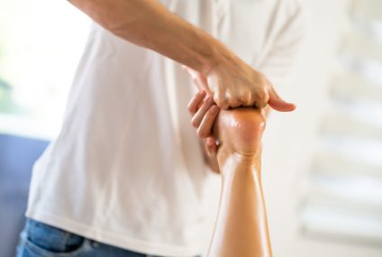 Dispositifs médicaux et autres : comment prendre soin de ses pieds en tant que senior ?