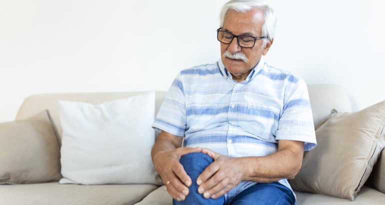 homme assis canape osteoporose