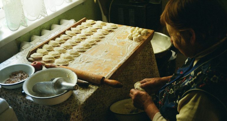 Grand-mere-preparant-des-raviolis-maison-dans-sa-cuisine