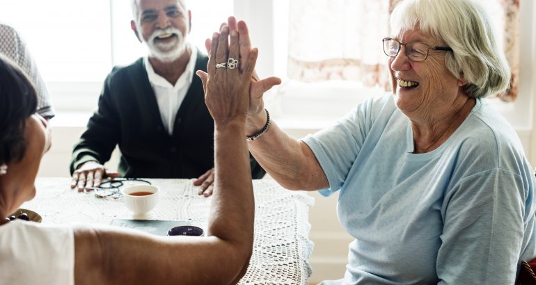 femmes-agees-se-donnant-entre-elles-cinq