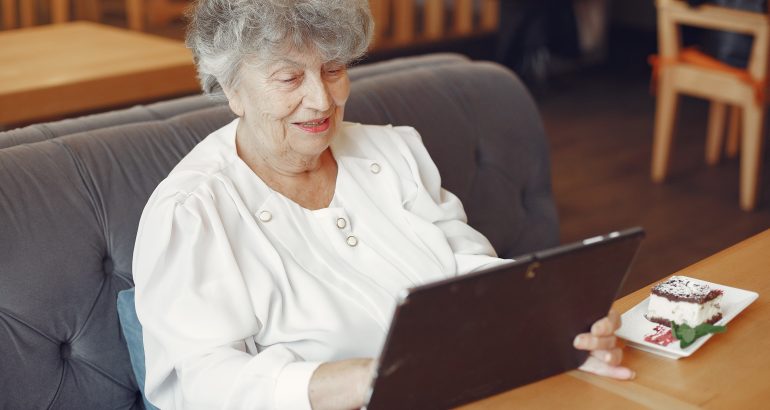 senior-utilisant- un-ordinateur-portable