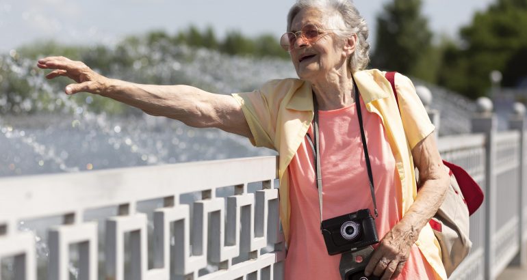 Voyager en toute sérénité quand on est senior : conseils pratiques voyager-en-toute-sérénité-quand-on-est-senior-avec-un-appareil-photo
