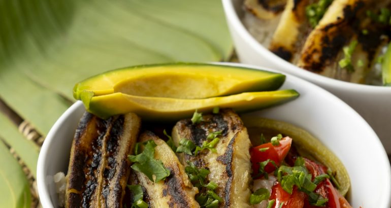 nutrition-créole-équilibrée-et-la-nature-morte-de-la-recette-avec-la-banane-de-plantaine