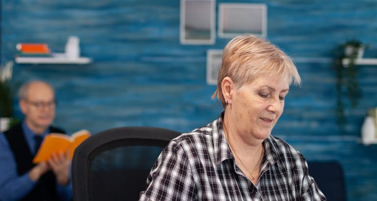 retraite-progressive-avec-photo-montrant-un-entrepreneur-mur-assis-devant-un-ordinateur-portable-au-bureau