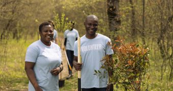 Solidarité : Le bénévolat des séniors au cœur de la communauté Solidarité : Le bénévolat des séniors au cœur de la communauté