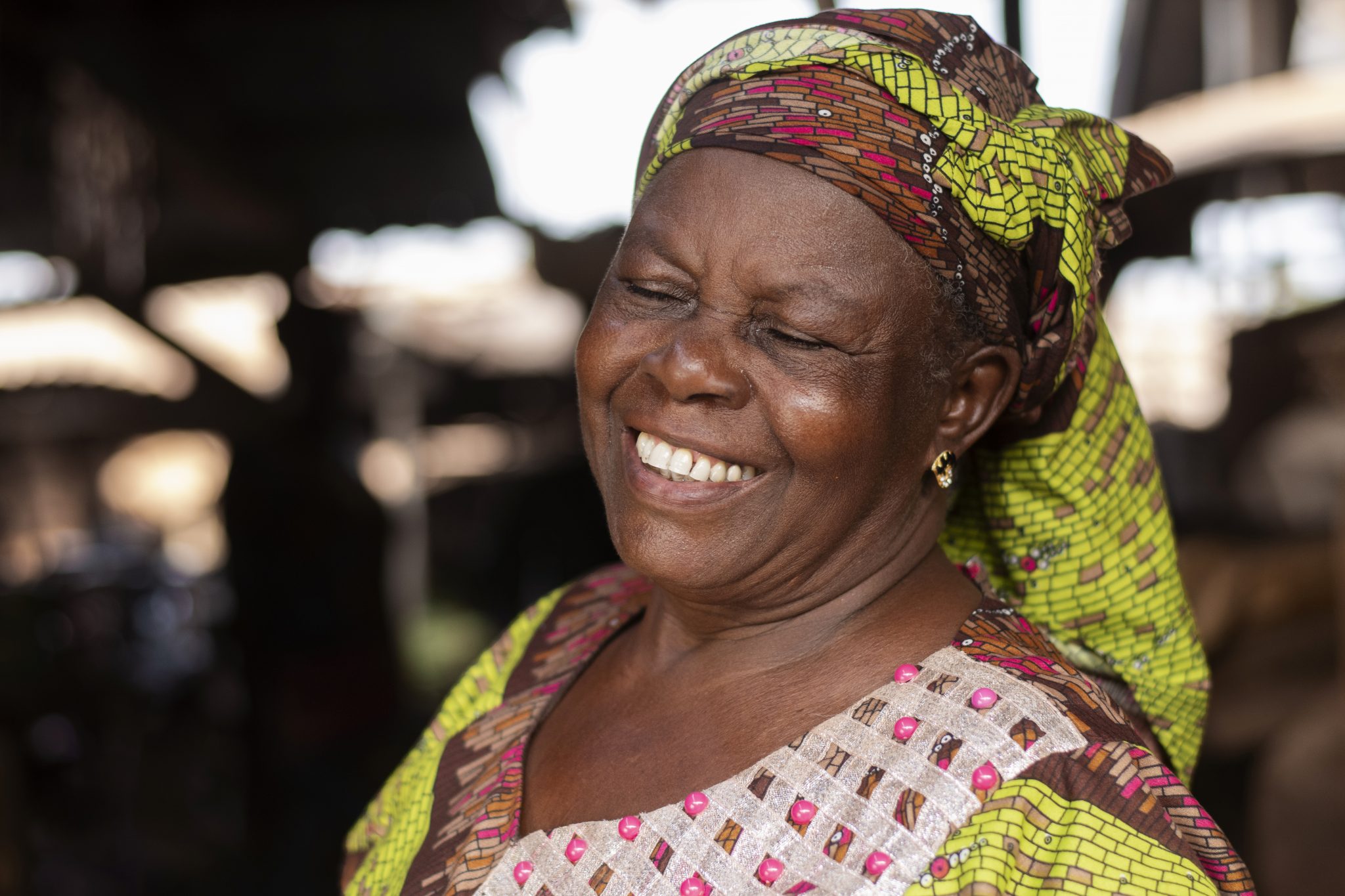 fete-des-grands-meres-grand-sourire-joie-bonheur-portrait-femme-senior