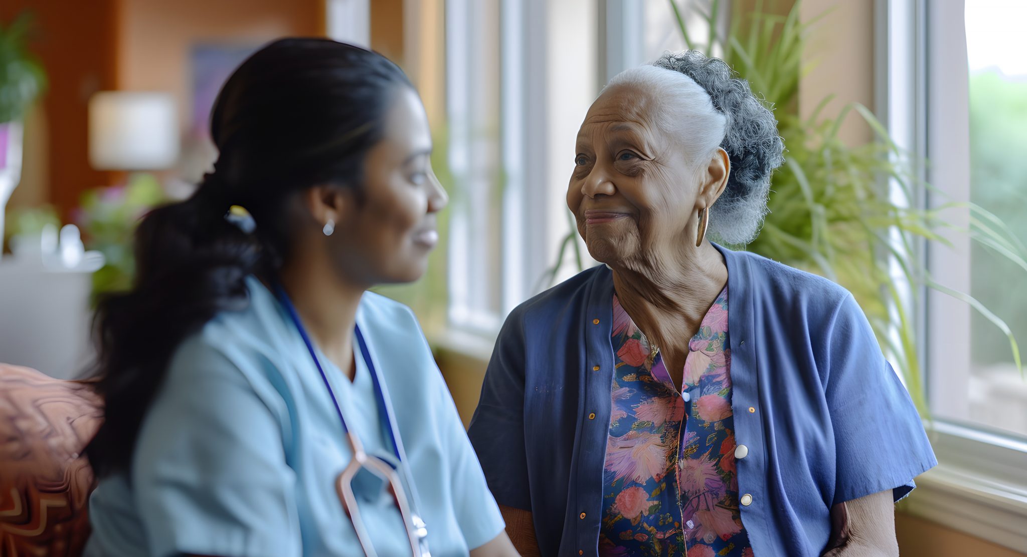 soins-des-seniors-femme-agee-avec-personnel-de-sante-discussion-agreable