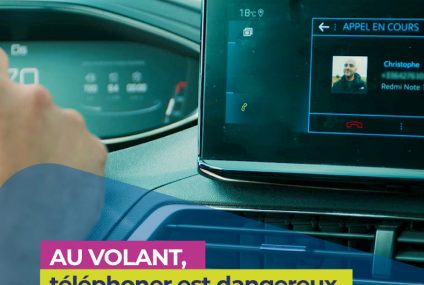 Au volant, le téléphone est dangereux, même avec un kit mains libres